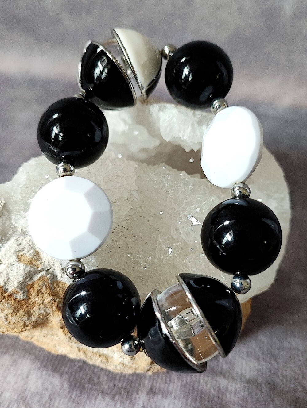Black White Enameled Clear Lucite Stretch Bauble Vintage Statement Bracelet EUC